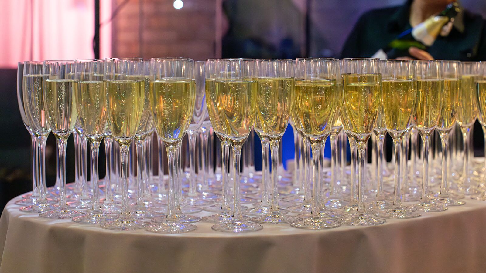 Champagneglas dukade inför kvällen