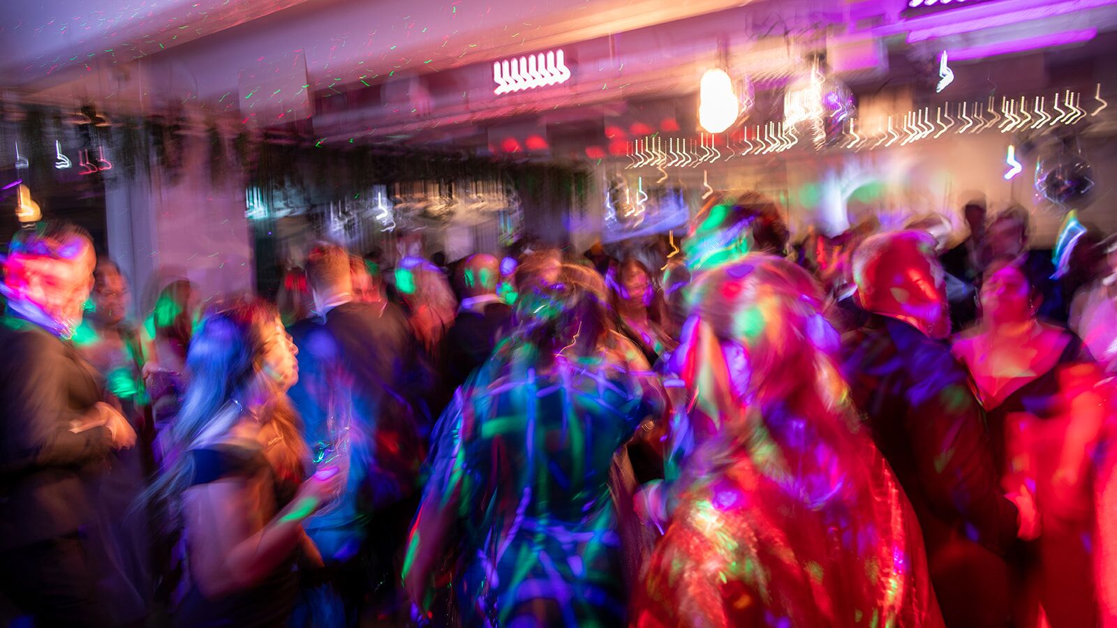 Fullt dansgolv under natten